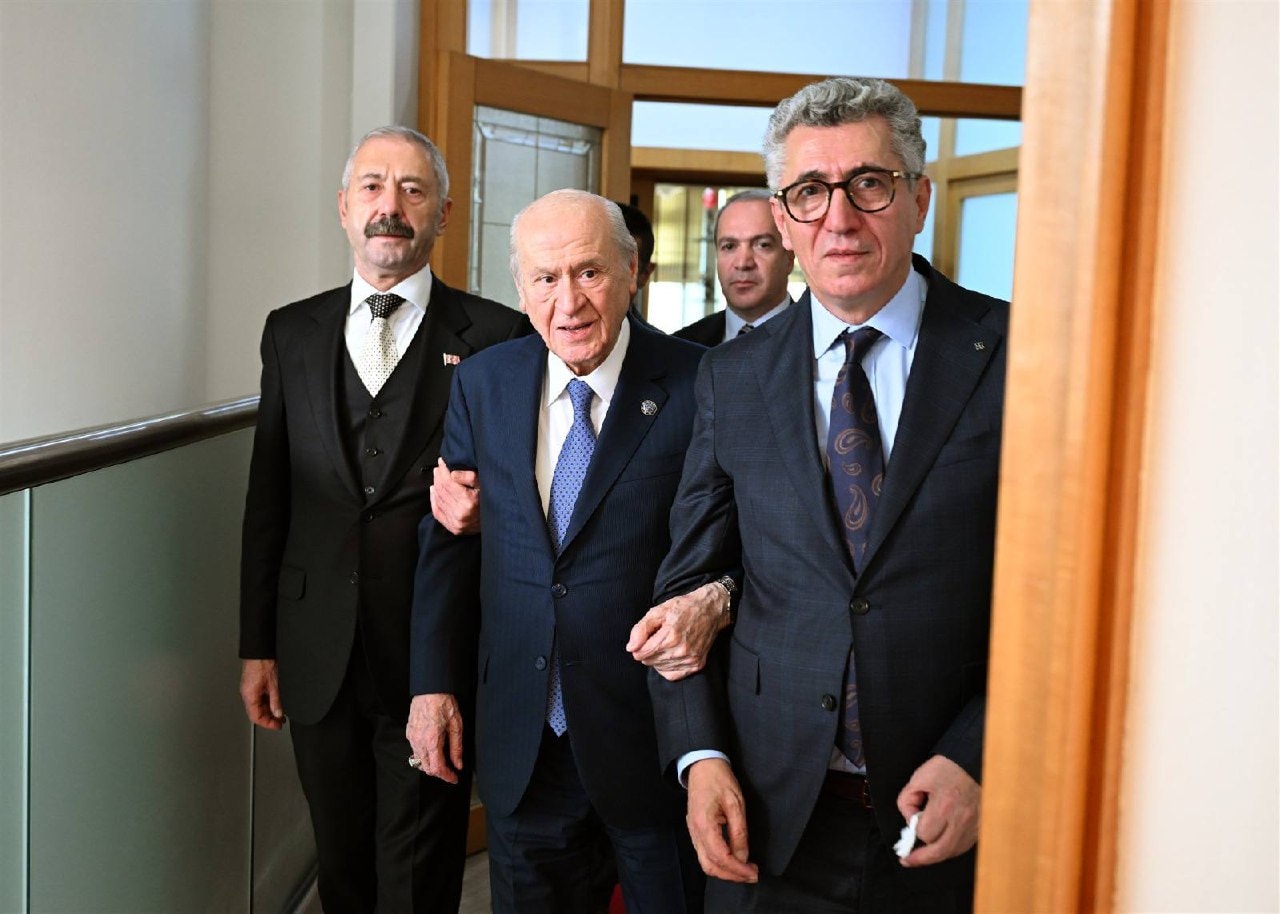 MHP Genel Başkanı Devlet Bahçeli, Genel Merkez koridorunda yardımcılarıyla birlikte