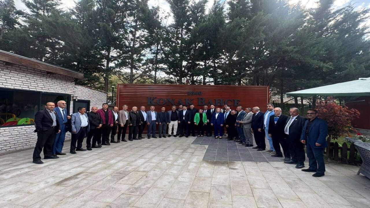 Bir bahçe restoranının avlusunda, 