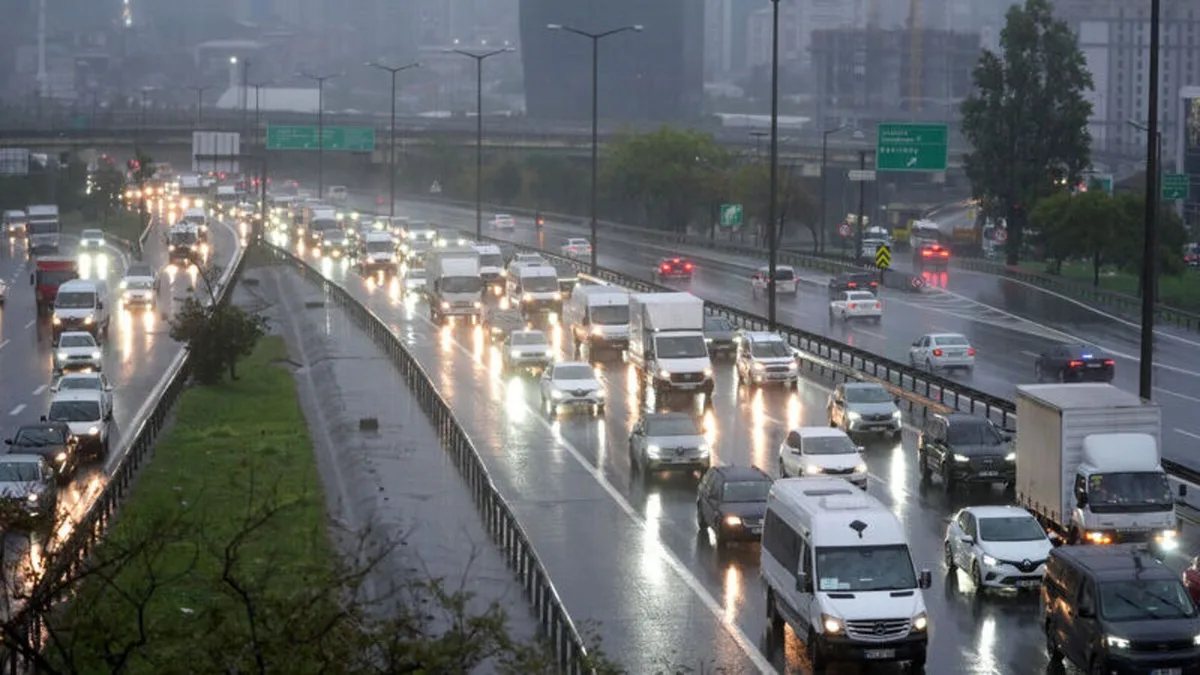 Yol çalışması nedeniyle trafik uyarı işaretleri ve kapatılan şeritler