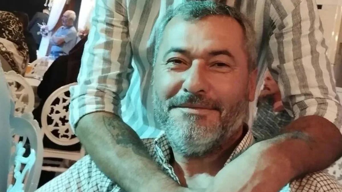 Adana'da silahlı saldırı düzenlenen market ve çevresinde güvenlik önlemi alan polis ekipleri