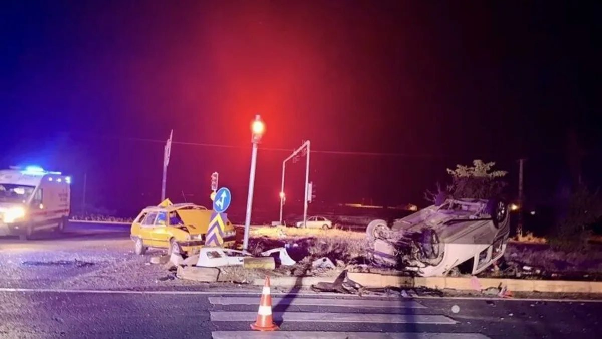 Adıyaman'da meydana gelen trafik kazasında hasarlı araçlar