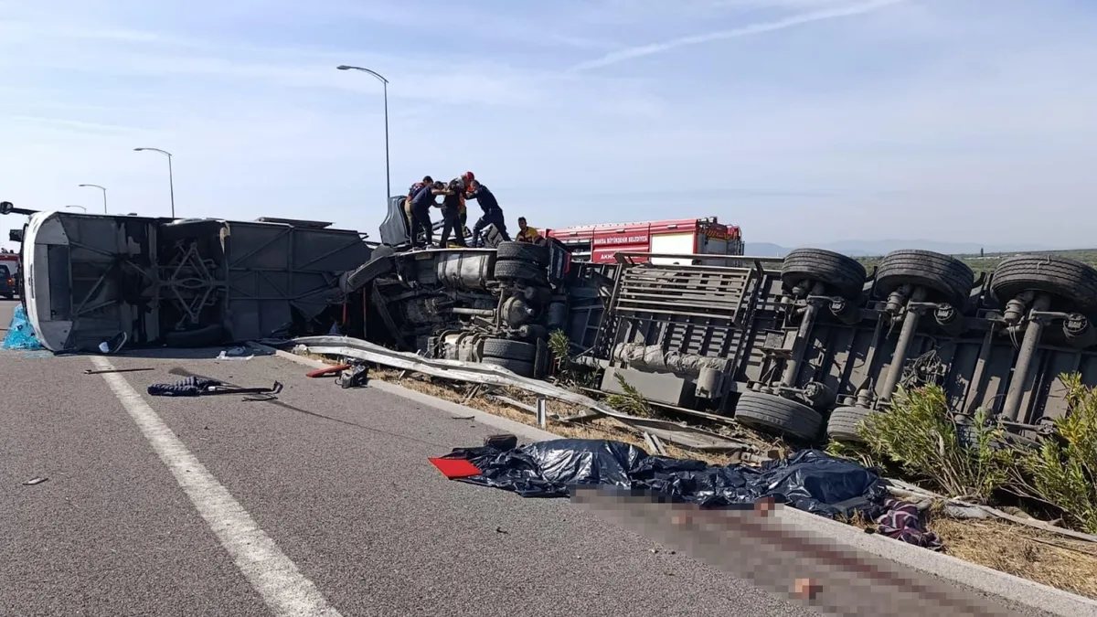 Akhisar'da otobüs-TIR kazası: 11 ölü, 27 yaralı