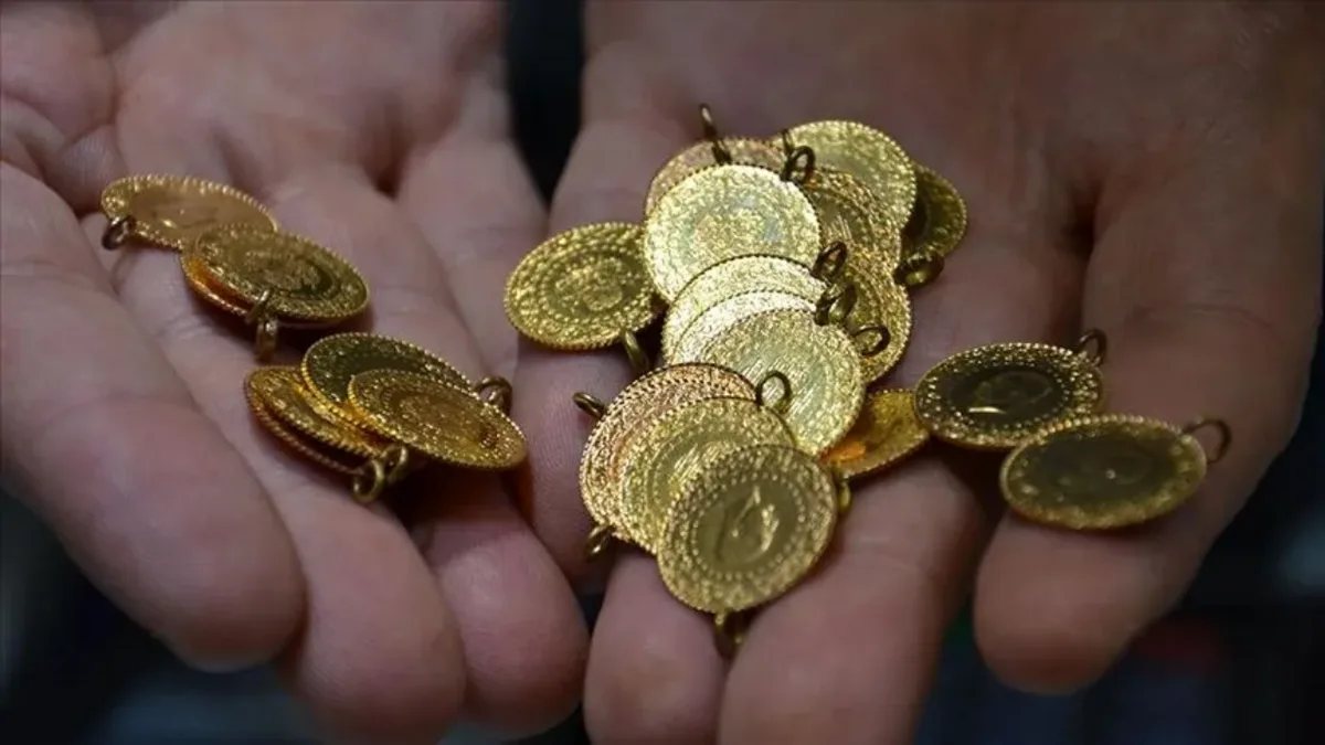 Altın bar ve sikkelerin bulunduğu kuyumcu vitrini
