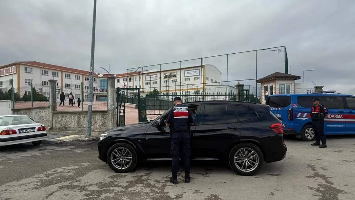 Ankara'da okul çevresinde denetim yapan jandarma ekipleri
