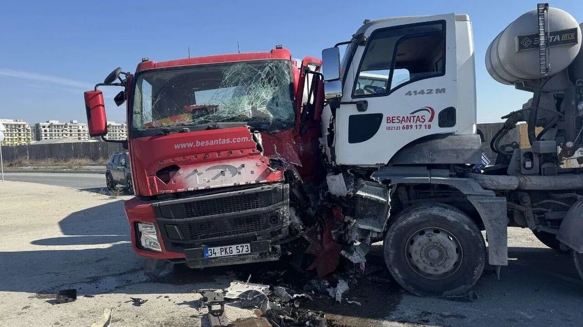 Avcılar'da beton mikserleri çarpıştı, 2 sürücü yaralandı