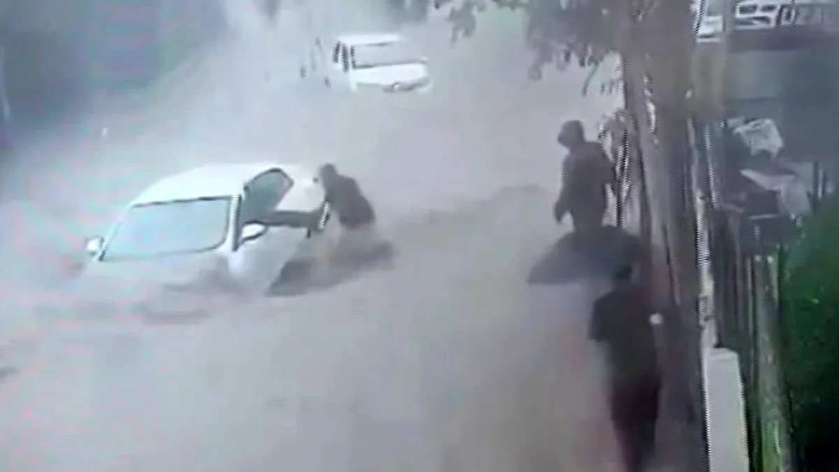 Ayazağa'da sel: Esnaf sürücüyü canını hiçe sayarak kurtardı