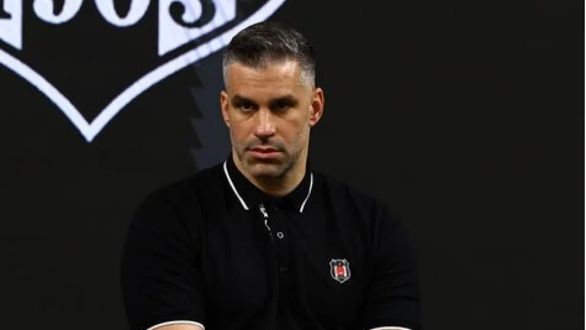 Beşiktaş başantrenörü Dusan Alimpijevic basın toplantısında konuşurken