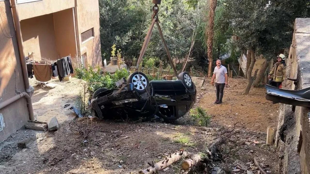 Beşiktaş'ta otomobil bina bahçesine uçtu