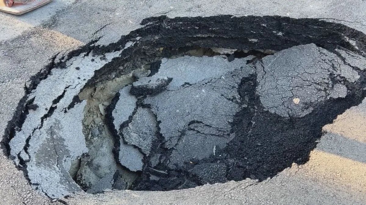 Beşiktaş'ta sokakta yol çöktü