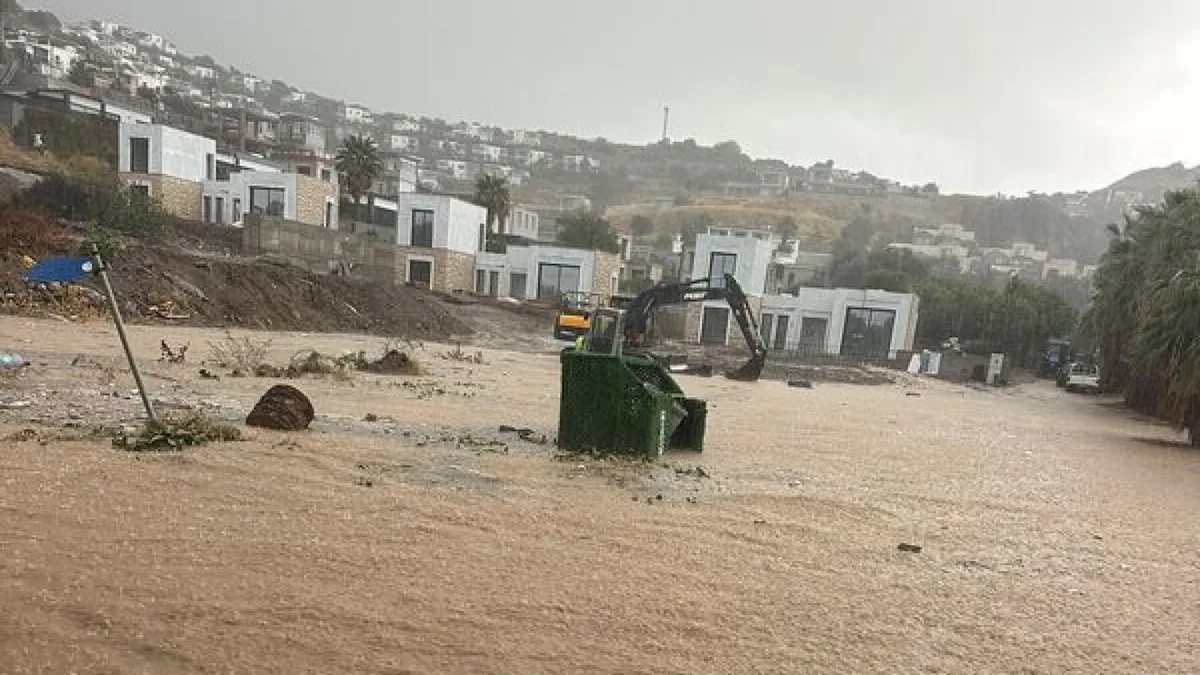 Bodrum'da sağanak sonrası su altında kalan yol ve iş yerleri