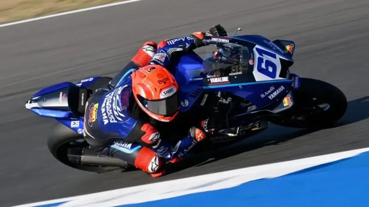 Can Öncü motosikletiyle yarış pistinde