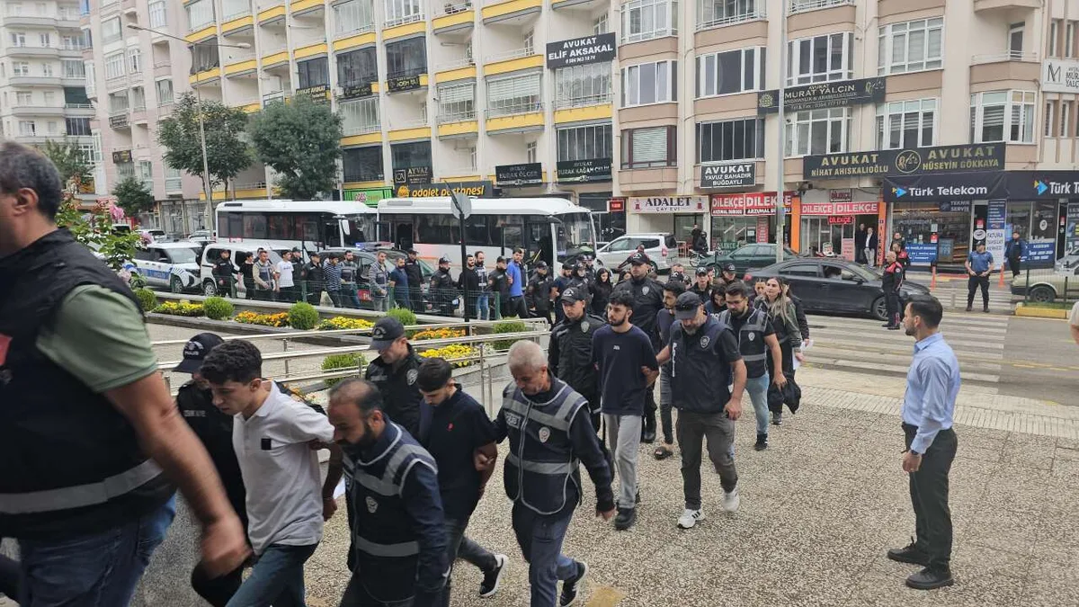 Dolandırıcılık operasyonunda gözaltına alınan şüpheliler ve ele geçirilen malzemeler
