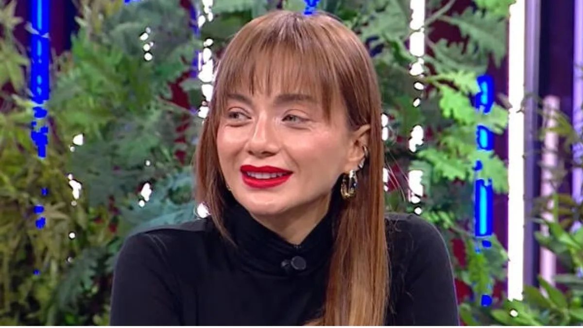 Damla Sönmez televizyon programında konuşurken