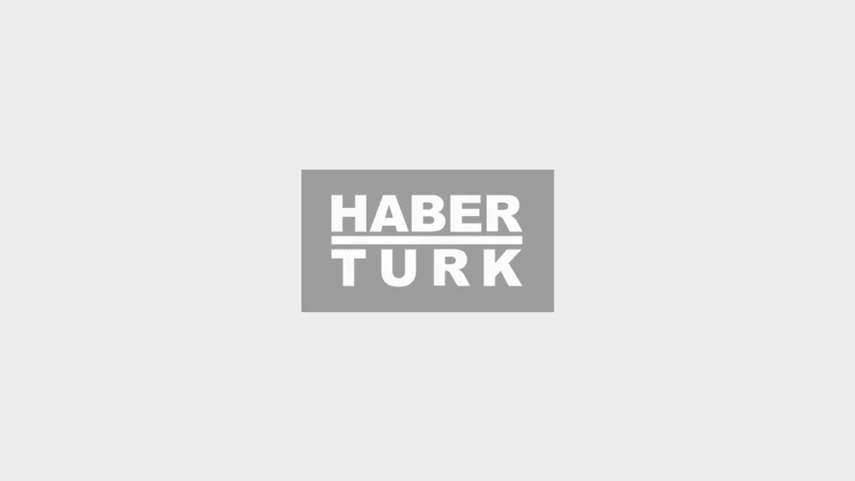 Yaşlı bir bireyin elini tutan bir kişi, demans ve Alzheimer temalı görsel