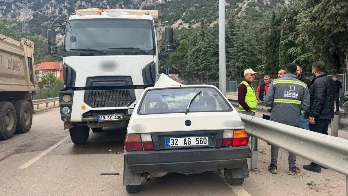 Eğirdir'de ters yöne giren otomobil kamyonla çarpıştı