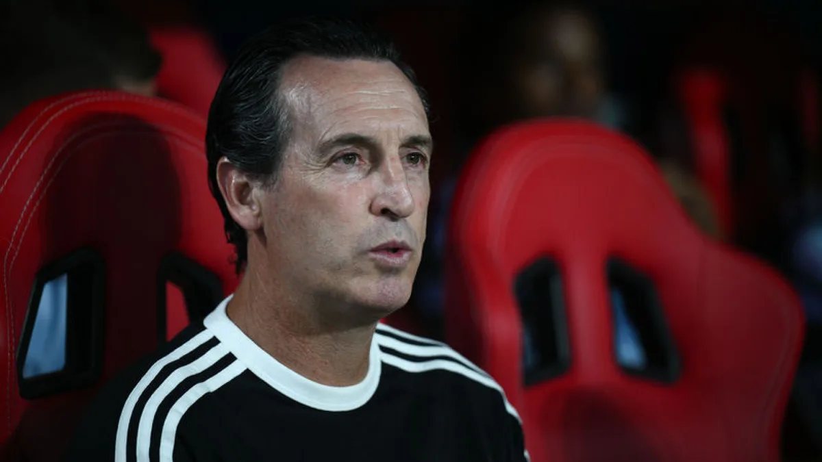 Aston Villa Teknik Direktörü Unai Emery basın toplantısında konuşuyor