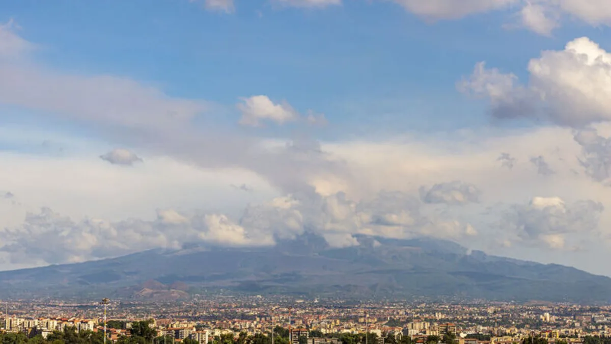 Etna Yanardağı'nın kül püskürtmesi ve Katanya Havalimanı