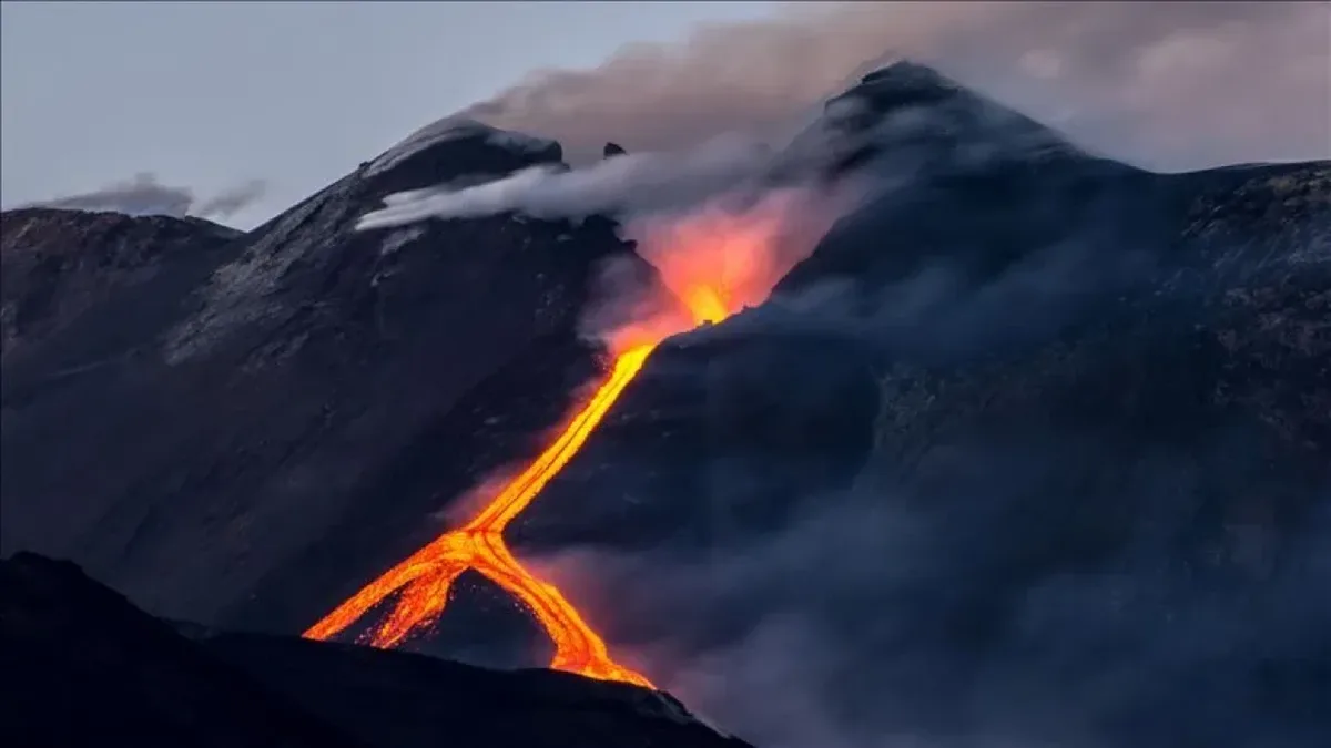 Etna Yanardağı küllerini püskürttü, uçuşlar durdu