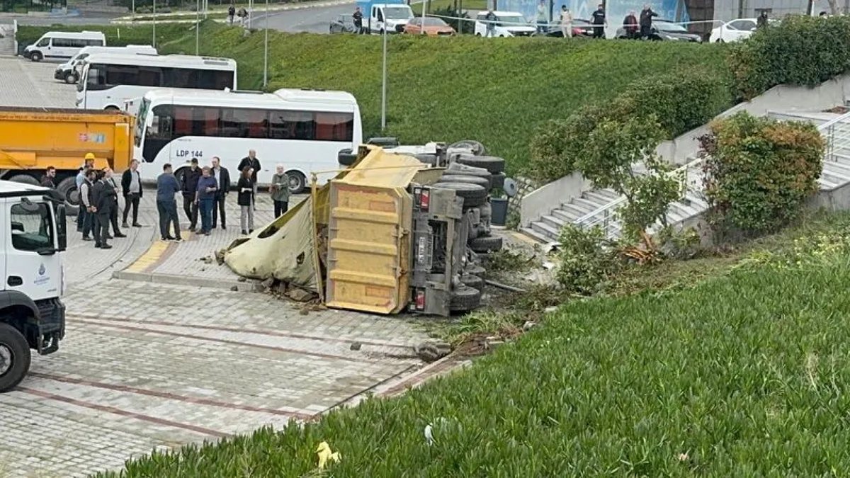 Eyüpsultan'da İSKİ Genel Müdürlüğü bahçesine devrilen hafriyat kamyonu