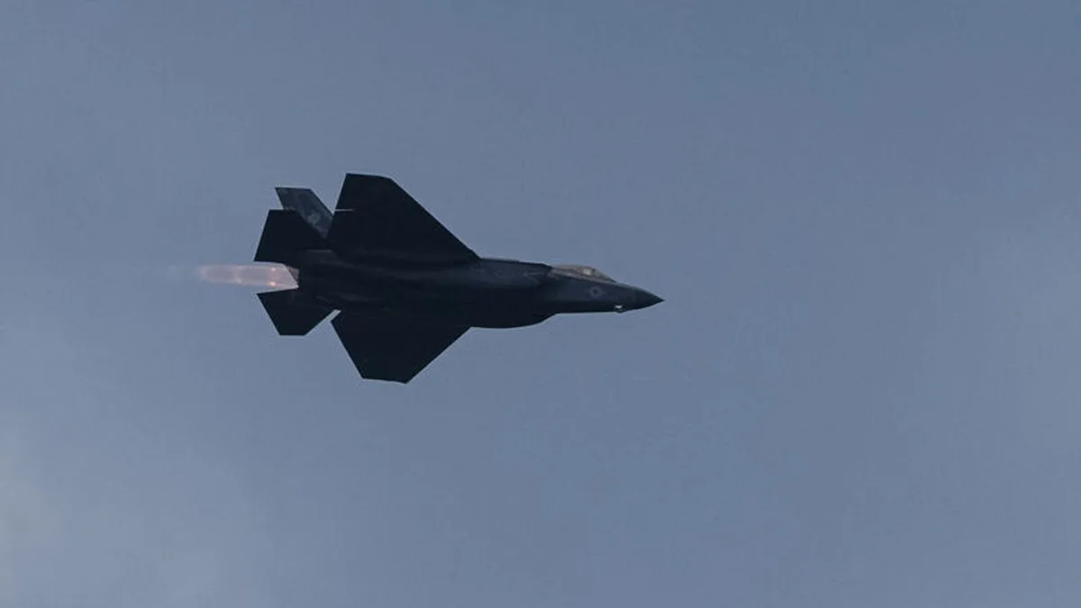F-35 savaş uçağı havada uçarken