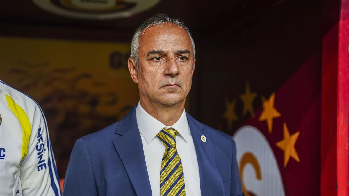 Fenerbahçe teknik direktörü İsmail Kartal sahada