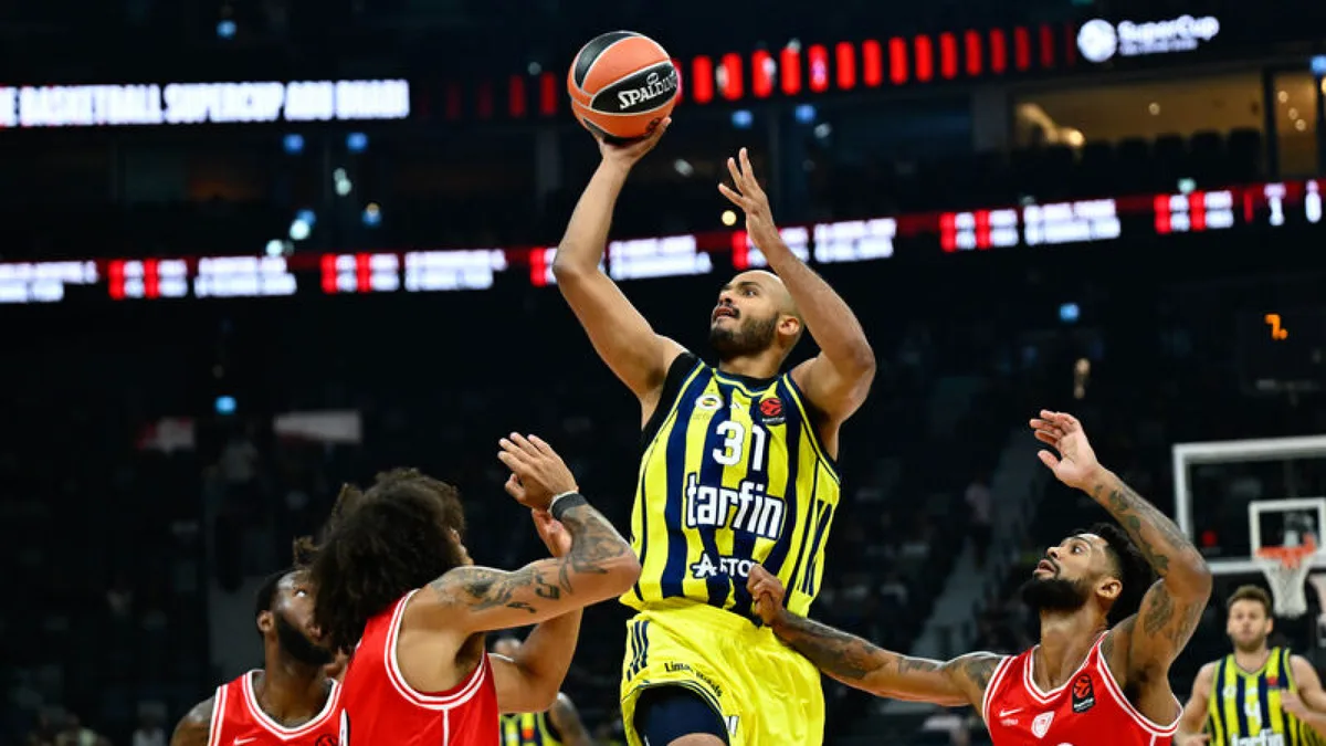 Fenerbahçe Tarfin ve Olympiakos basketbolcuları maç sırasında