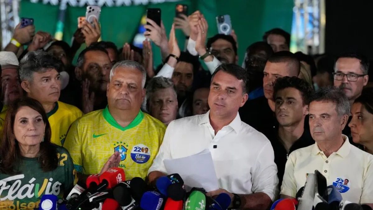 Flavio Bolsonaro ve Donald Trump bir araya gelirken