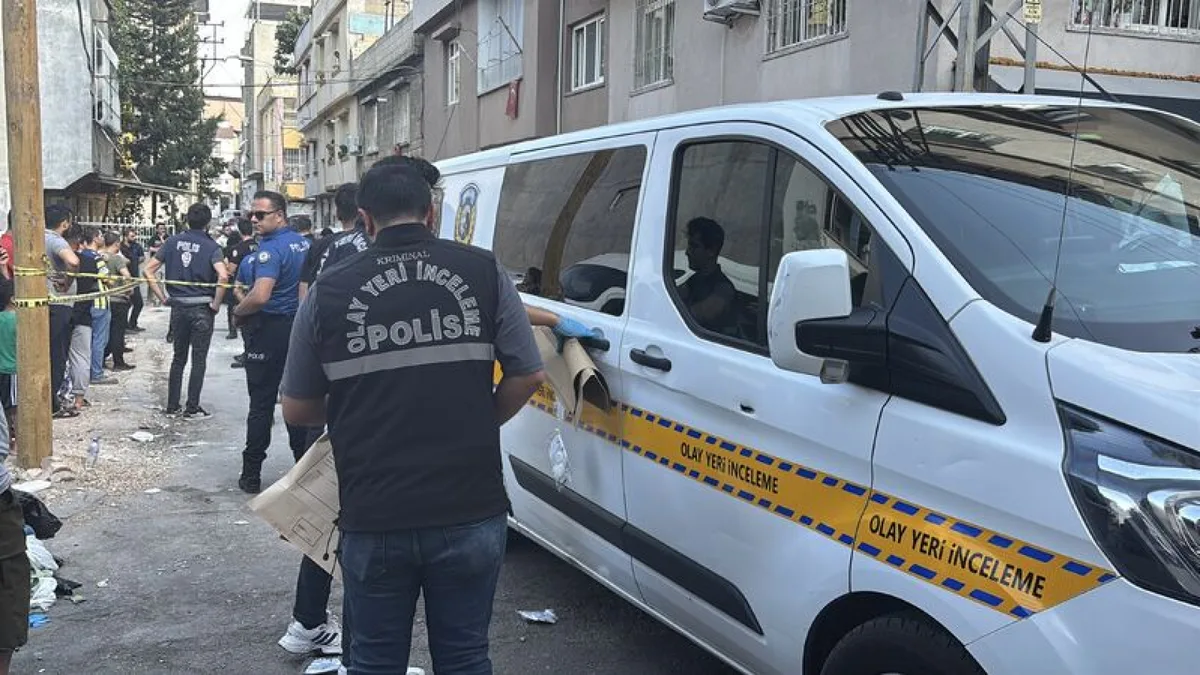 Gaziantep'te polis ve sağlık ekiplerinin olay yerindeki çalışması
