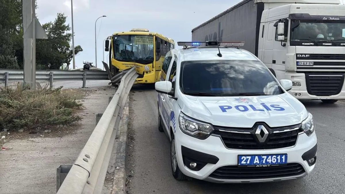 Gaziantep'te halk otobüsü bariyere çarptı: 9 yaralı