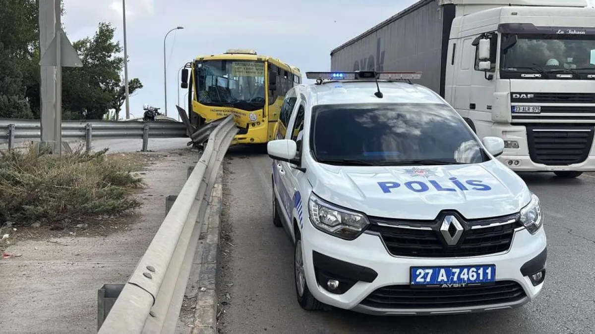 Gaziantep'te halk otobüsü bariyere çarptı: 9 yaralı