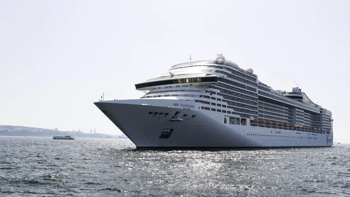 MSC Fantasia kruvaziyer gemisinin güvertesi ve yolcular