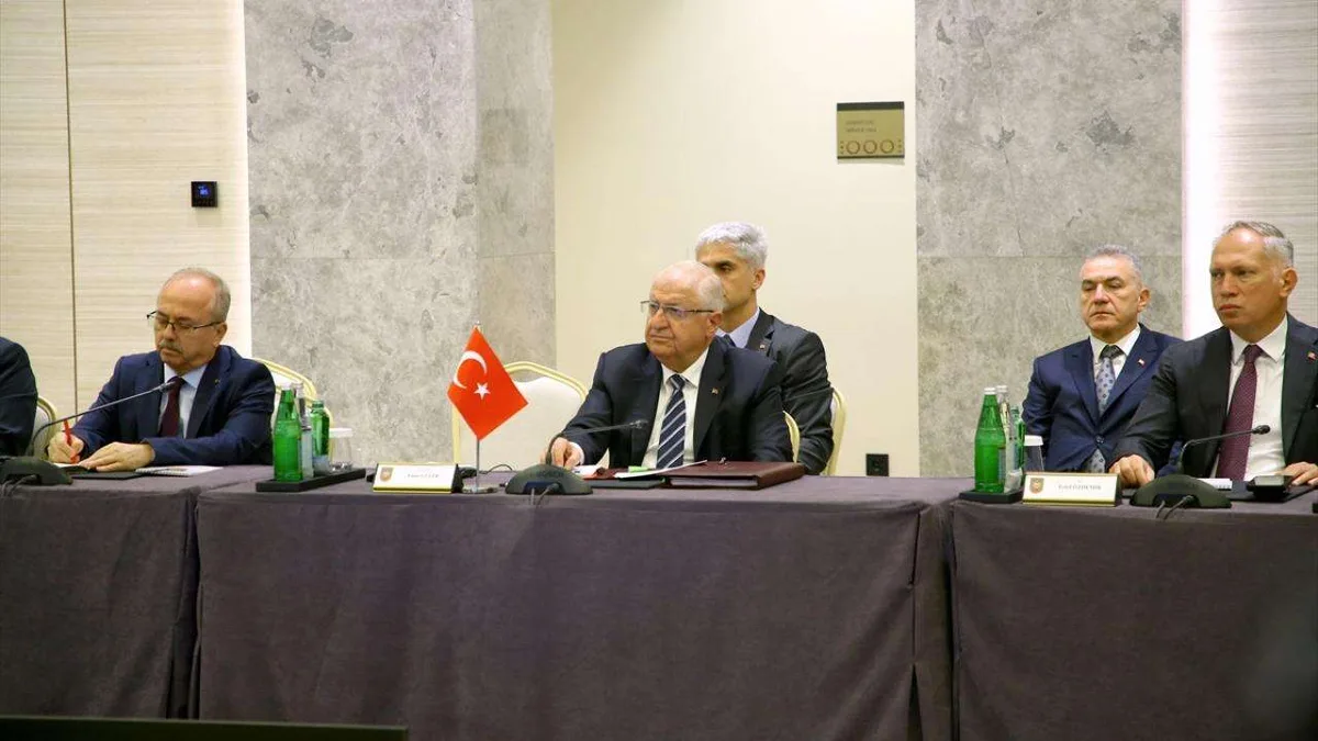 Milli Savunma Bakanı Yaşar Güler üçlü savunma bakanları toplantısında konuşuyor