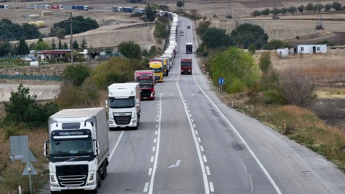 Hamzabeyli'de tır kuyruğu 27 kilometreye ulaştı