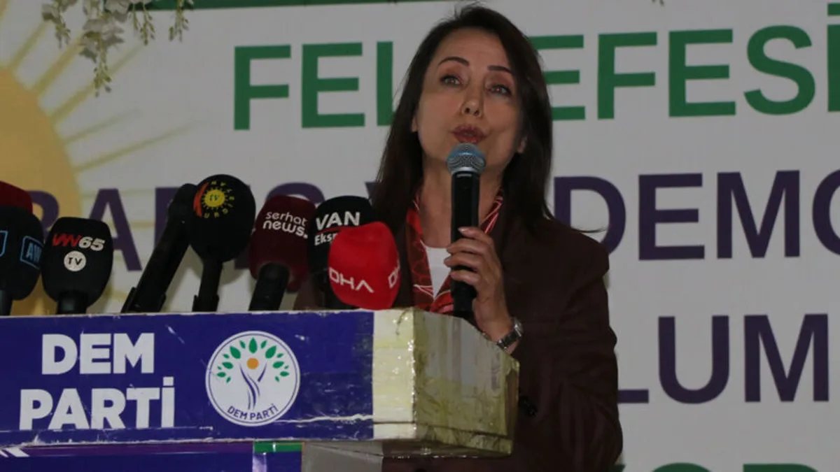 DEM Parti Eş Genel Başkanı Tülay Hatimoğulları Van il kongresinde konuşma yaparken