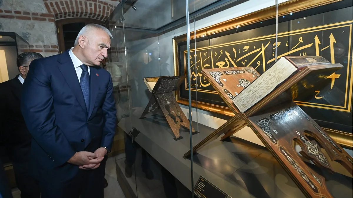 Hattat Mehmet Özçay'dan mushaf bağışı