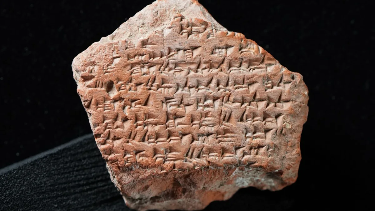 Hattuşa Büyükkale kazılarında bulunan çivi yazılı tablet parçası