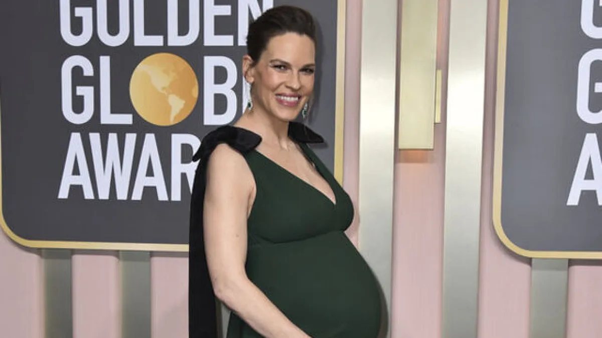 Hilary Swank bir etkinlikte poz verirken