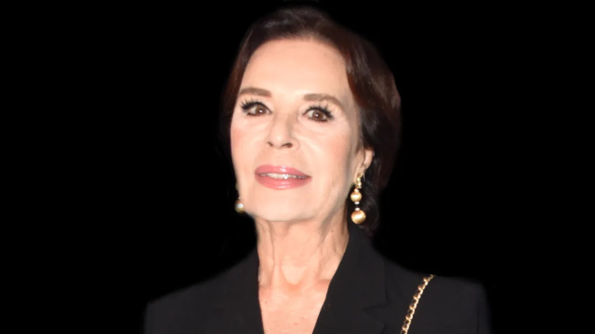 Hülya Koçyiğit bir etkinlikte objektiflere yansırken