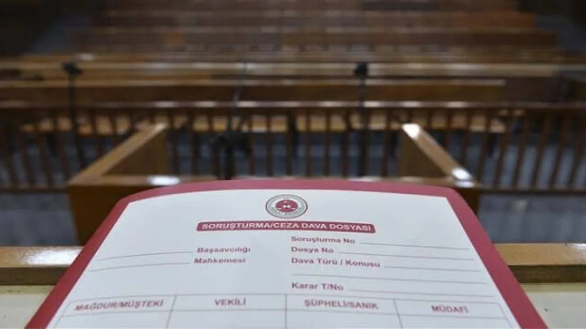 İstanbul Adalet Sarayı önünde adliye binası görüntüsü