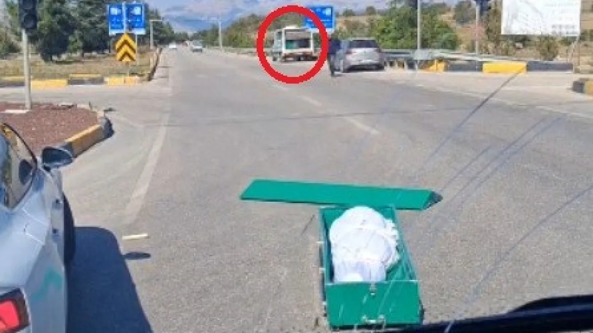 Isparta'da cenaze aracından tabut yola düştü