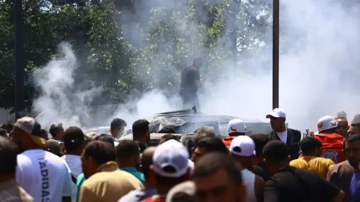 İsrail ordusunun Lübnan'a düzenlediği saldırı sonrası hasar görmüş bir araç