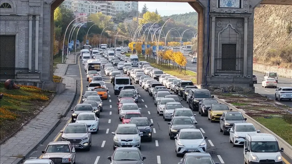 İstanbul'da trafiğe kapatılan bir yol ve trafik levhaları