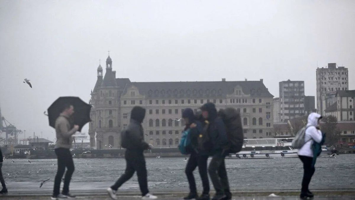 İstanbul'da sağanak yağış sonrası su altında kalan cadde ve araçlar