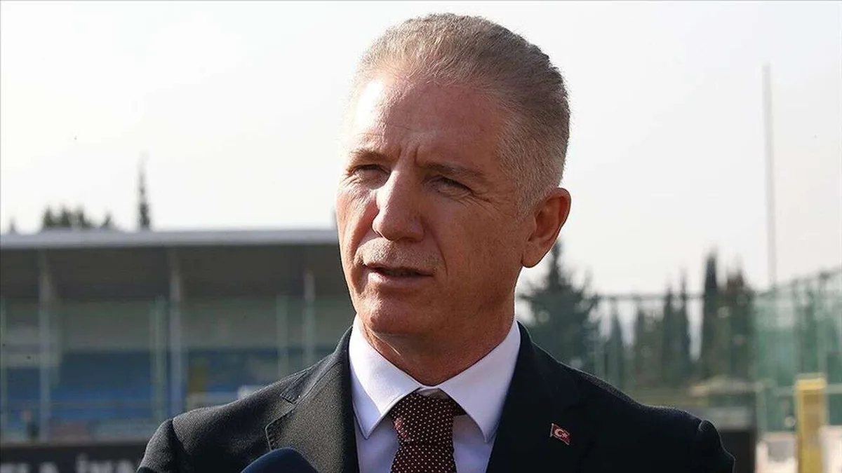 İstanbul Valisi Davut Gül selden zarar gören Ayazağa'da incelemelerde bulunuyor