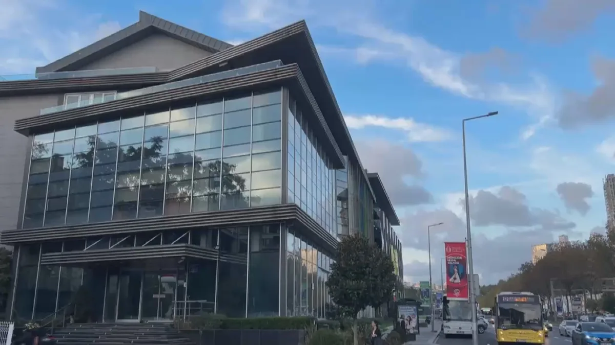 İstanbul'da dolandırıcılık operasyonunda gözaltına alınan şüpheliler