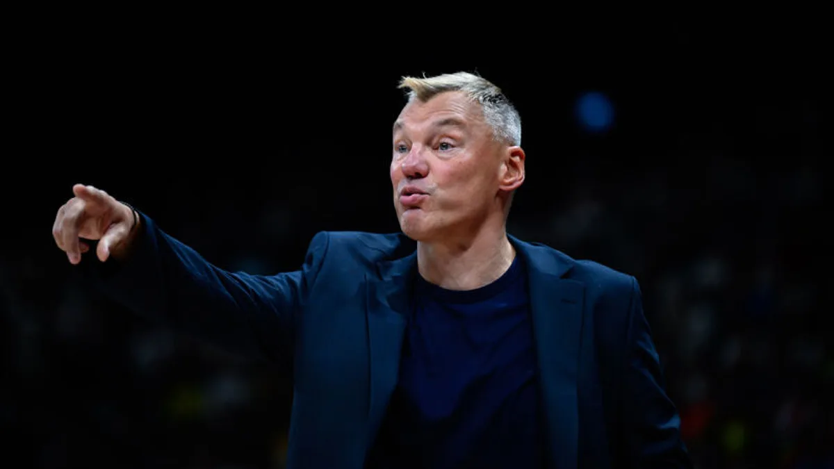 Fenerbahçe Tarfin başantrenörü Sarunas Jasikevicius basın toplantısında konuşuyor