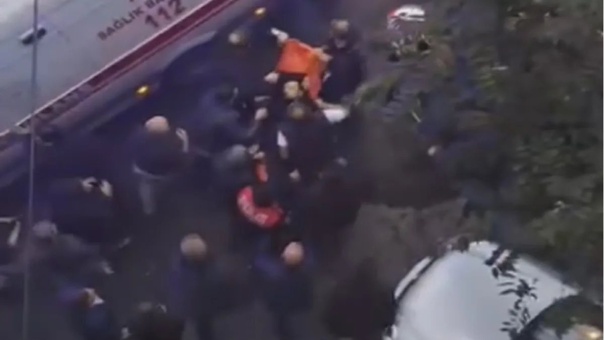 Kağıthane'de silahlı saldırı sonrası olay yerinde polis ve sağlık ekipleri