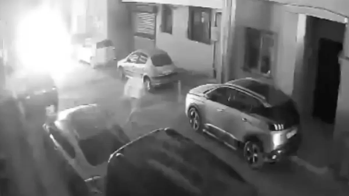Polis ekiplerinin kundaklanan servis aracı incelemesi
