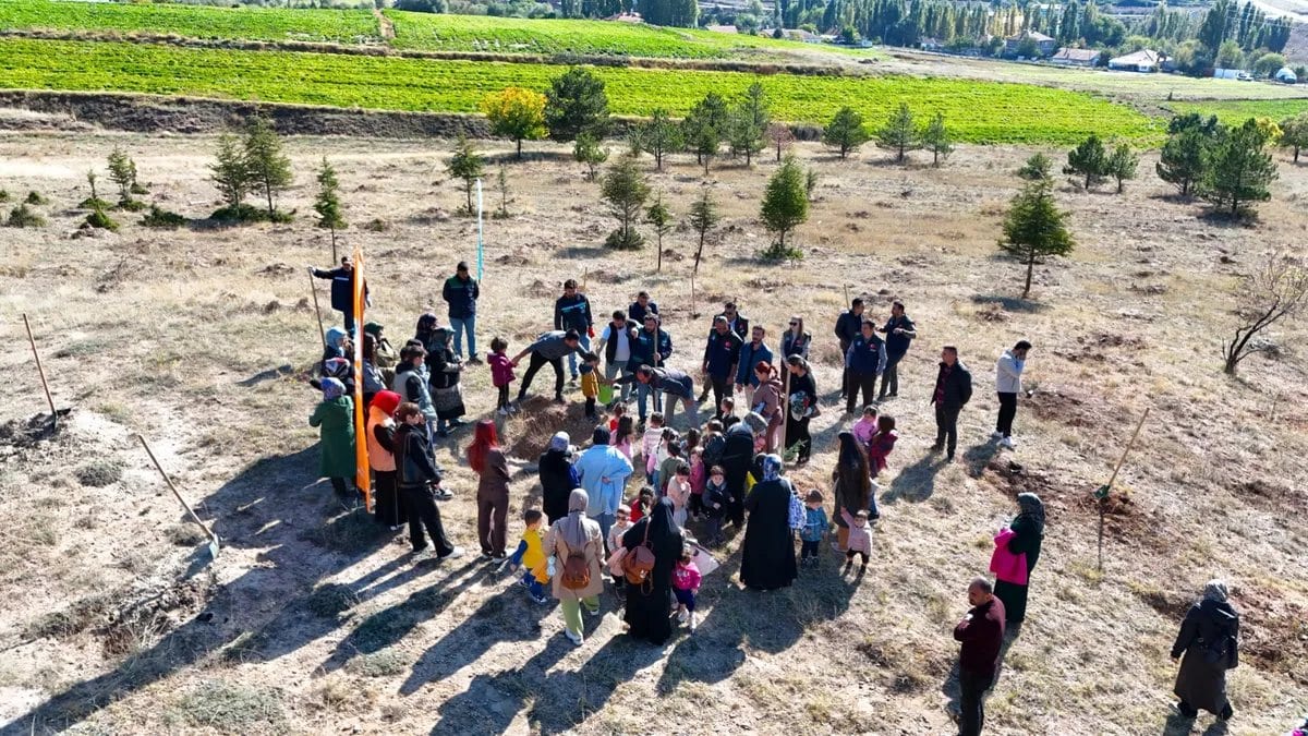 Kayseri'de çocukların ve ailelerin katıldığı fidan dikim etkinliği