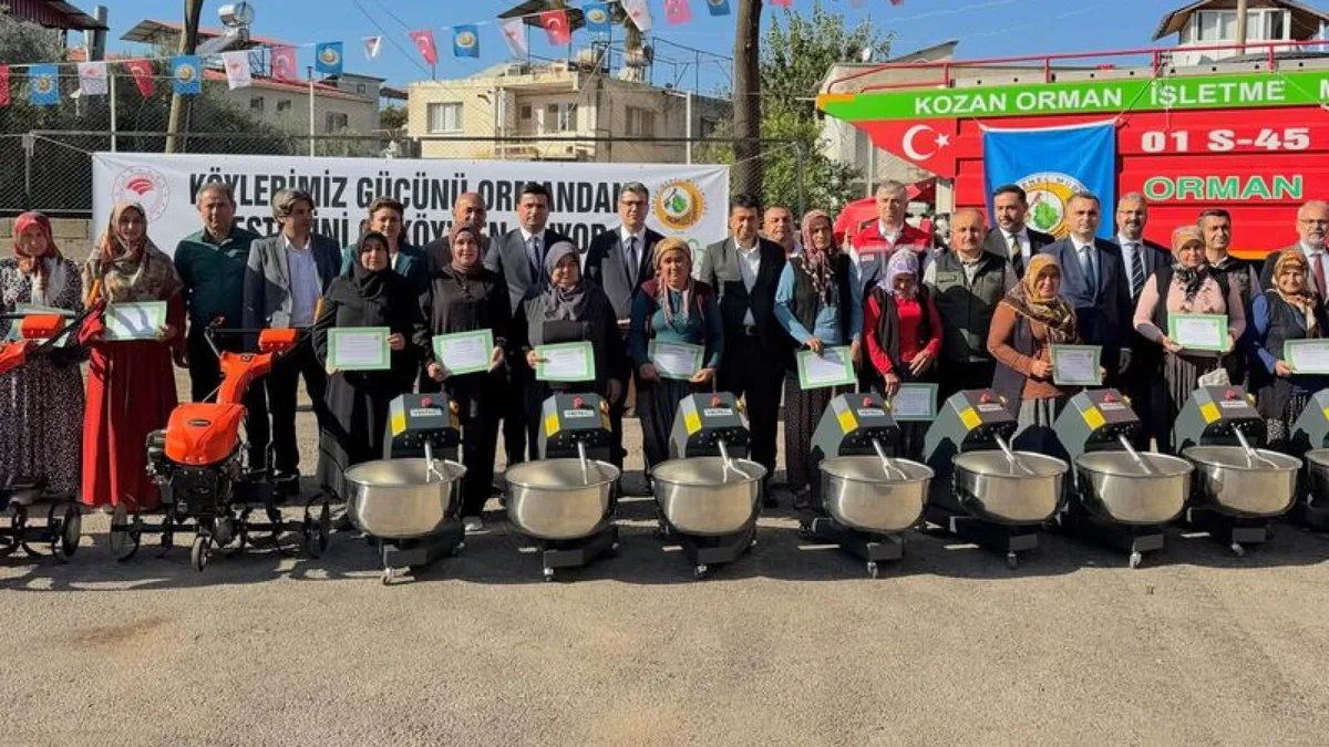 Kozan'da kırsal kadınlara dağıtılan hamur yoğurma ve çapa makineleri